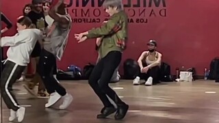 Video lớp học nhảy ngôi nhà đỏ đầu tiên của Ricky Shen Quanrui đã mê hoặc mọi cô gái xem nó OK