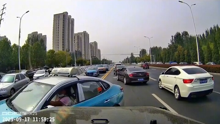 He flipped me off even though I was driving against traffic! Guys, did I do the right thing?