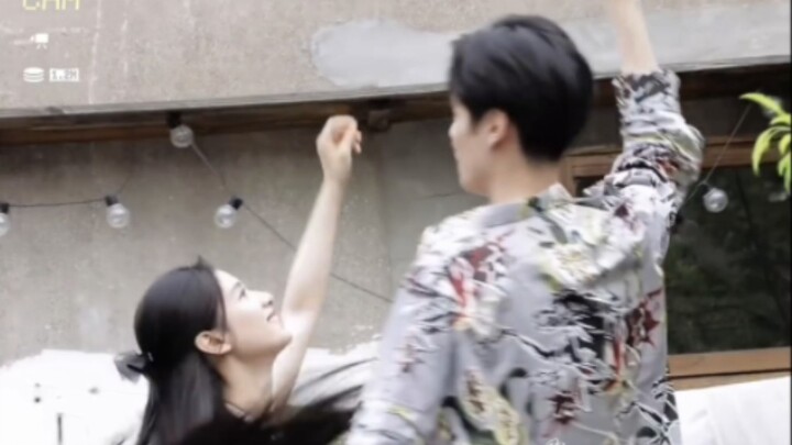 Hu Yitian×Zhang Jingyi| So crazy! Only I know the poses she will compare. I feel shy when I hear tha
