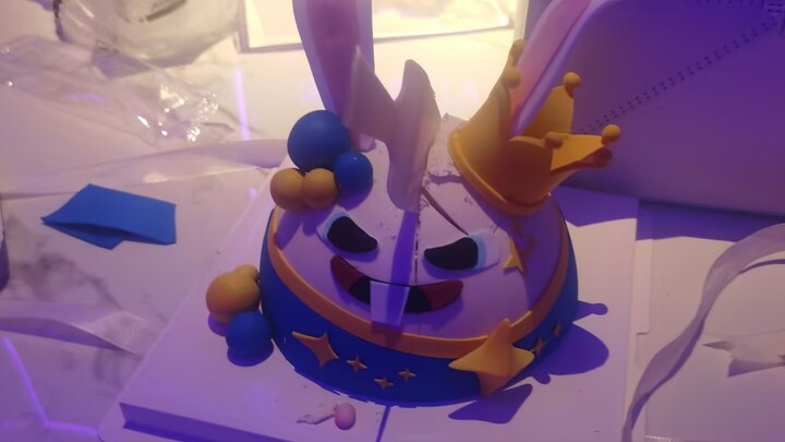 The rabbit head cake was so hard it chipped the knife.
