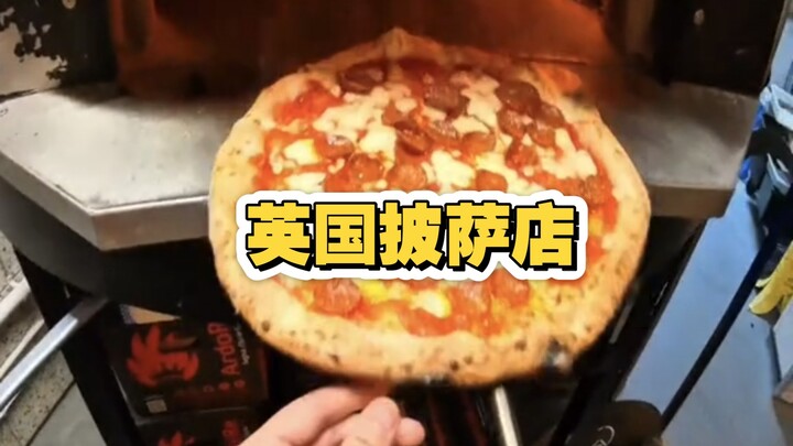 Restoran pizza Inggris membuat satu buah pizza pepperoni Italia
