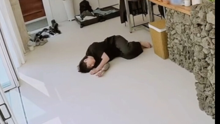 [Taehyung] Suddenly I get why Piggy’s house has so many mattresses…