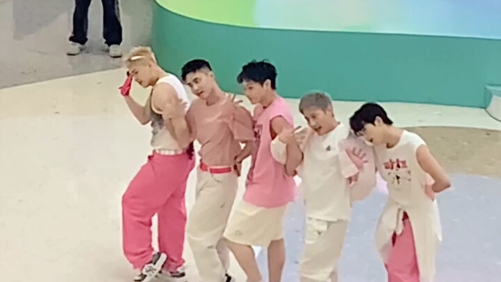 Boys can be cute too! ! Magnetic road show scene! ! ! (View from upstairs)