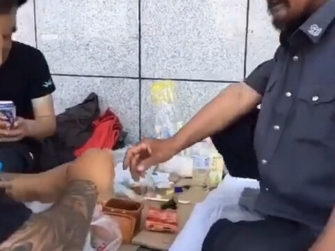 พี่หู่ซื้ออาหารให้คนเร่ร่อนบนท้องถนน