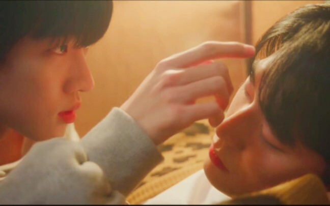 Cậu nhóc, có chắc là bị ông bạn trai cưỡng ép “bẻ cong” không? Hai lần hôn đều do cậu chủ động mà! N