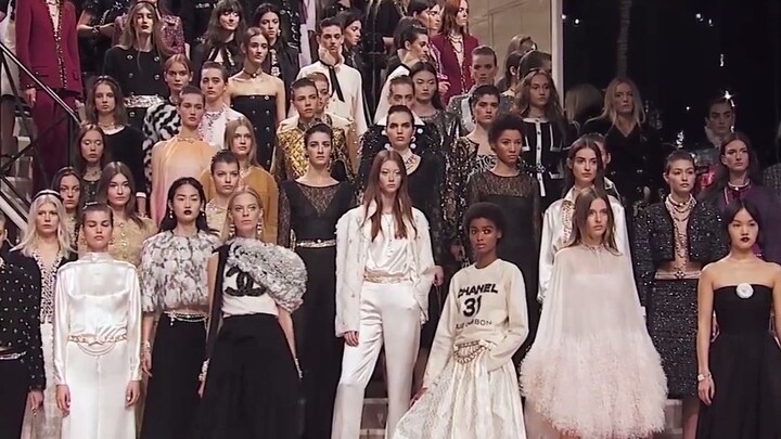 Yang menarikku bukan pakaiannya, tapi sikap acuh tak acuh keparat ini.