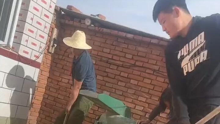 Chồng giúp việc nhà, đột nhiên giơ cái xẻng lên, làm tôi hết hồn, cứ tưởng anh ấy định cho bố tôi mộ