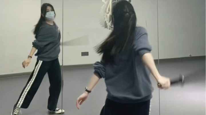 A brief exploration of the saber dance of the fighting nation, the main point is a freestyle while l