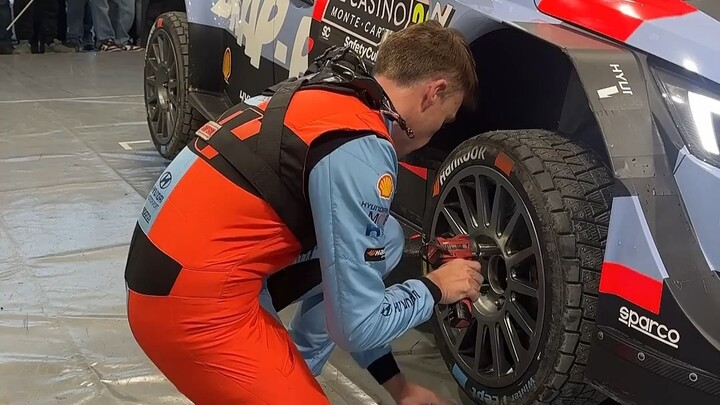 Seberapa cepat WRC mengganti ban?