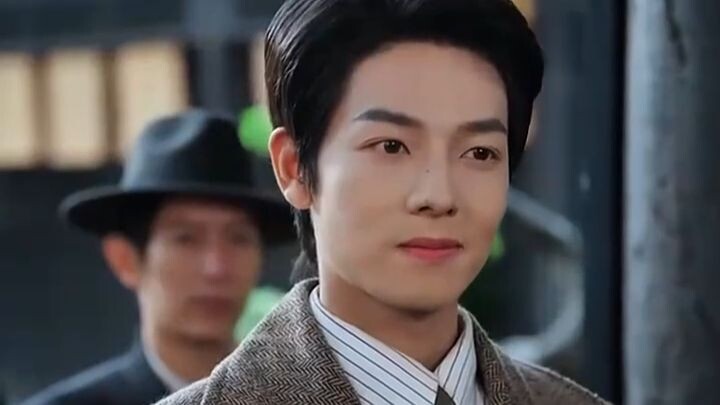 The scheming warlord is all heart in love! The more he looks at his wife, the more satisfied he is—h
