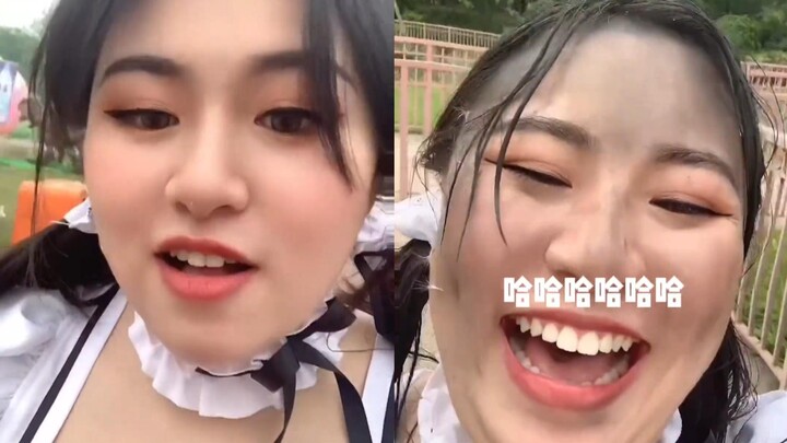 Một người phụ nữ được khuyên không nên dùng phấn chân tóc khi đi công viên giải trí. Bạn của cô ấy b
