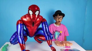 Rosso และ Blue Ultraman นำของเล่นบอลลูน Spider-Man ที่พอดีตัวให้ Ozawa รวมถึงของเล่นรองเท้าแตะเท้าให