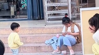 妈妈带儿子接在老家的女儿放学，女儿看到弟弟一脸疑惑！