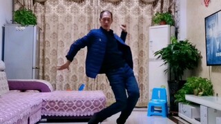 大叔也在赶潮流，跟着年轻人学街舞