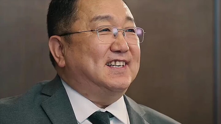 Wang Chuanjun presents gold bars and chickens to a corrupt official—do you think the official would 