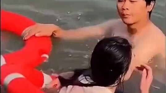 Meskipun anak pintar itu tidak bisa berenang, dia bersikeras melakukan apa yang benar dan menyelamat