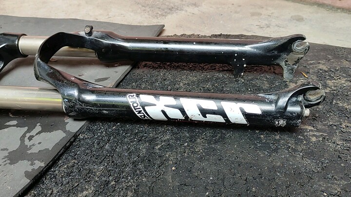 suntour xcr coil forks, owner used engine oil as llube