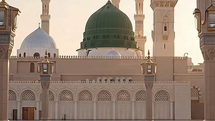 A Peaceful Moment in Madinah | Islamic Cinematic Beauty