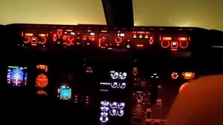 恶劣天气下，飞机依靠自动着陆系统降落机场，整个过程看得人心惊胆战