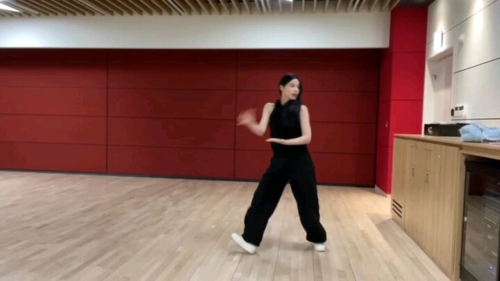 Jang Kyu-jin live streams a dance cover! She performs a fan-made choreography for ITZY's senior grou