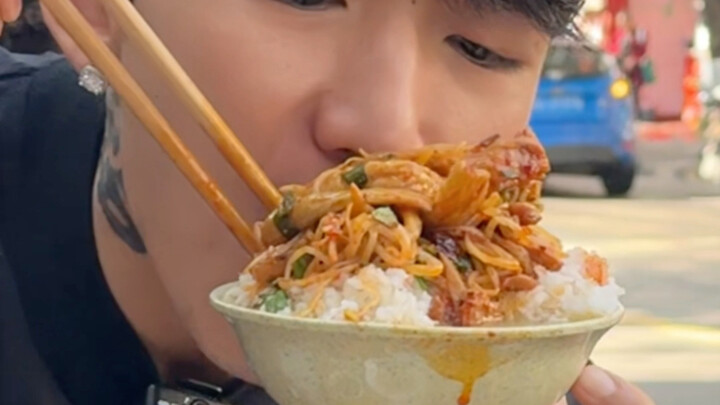 Jangan bilang lagi kalau di Chengdu cuma ada hotpot! Mulai pagi dengan semangkuk sup kaki babi yang 