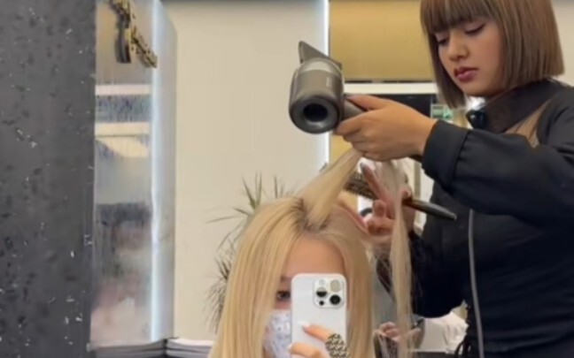 ลิซ่าเปิดร้านทำผม ซ่งอวี่ฉียังแวะไปใช้บริการด้วย ฮ่าๆ