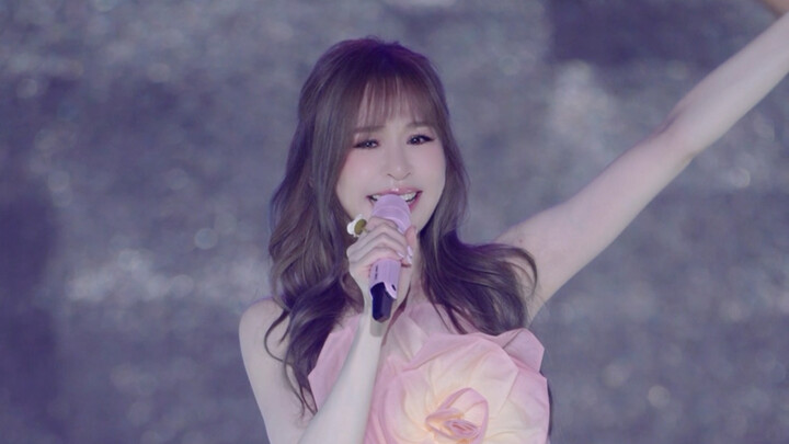 Wang Xinling’s brand-new look at her Jiaxing concert is absolutely sweet enough to melt my heart! | 