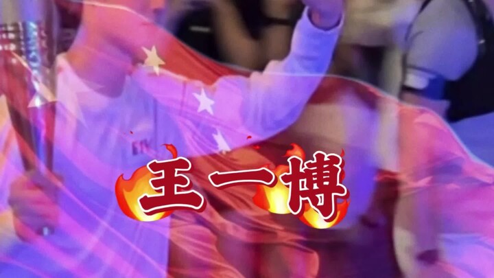 Ai hiểu khoảnh khắc anh ấy cúi xuống, dường như bao người đã vì anh mà đến, nhưng anh vẫn luôn không