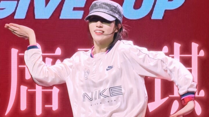 Is it even fair to look this beautiful? I’m just asking 🥹; Xi Jiaqi Iris; Solo HD fan-shot; Popping 