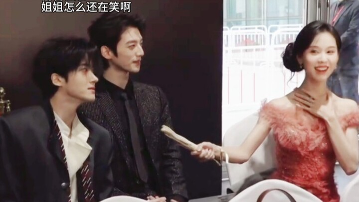 Anak anjing gelap merangkak dengan cara yang menyimpang, sementara anak anjing cerah tersenyum pahit