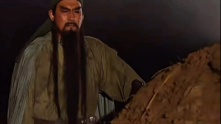 Hu Ban mengorbankan dirinya untuk menyelamatkan Guan Yu, lalu dengan sekali tebas ia memenggal Wang 