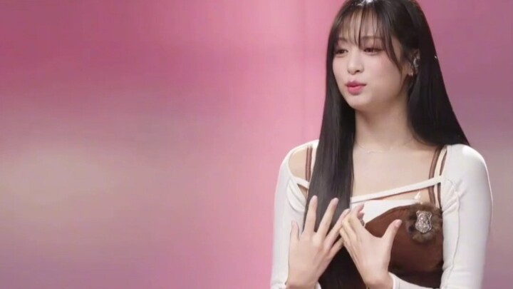 Yaxian, when she was a trainee, had an audition together with G-Dragon and Rosé.