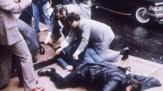 Rekaman asli serangan terhadap Presiden AS Reagan pada tahun 1981, ditembak di paru-paru dan segera 