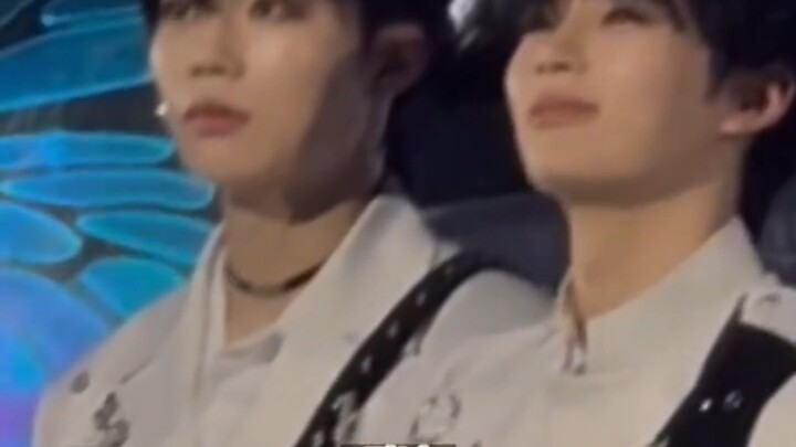 สมาชิก ZB1 ที่ร้องไห้ฟังสุนทรพจน์รับรางวัลของ SEVENTEEN