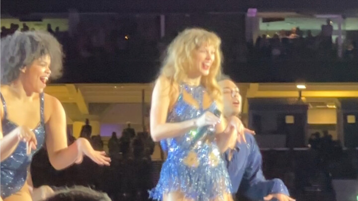 Tôi dám khẳng định Taylor Swift trong ống kính của tôi là đáng yêu nhất, cái kiểu quay lưng rồi đung