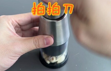 A “Pat-and-Squeeze” Knife That Mashes Garlic in Just a Few Pats!