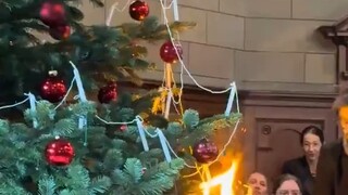 Trong nhà thờ, họ thắp nến trên cây thông Noel như thế này