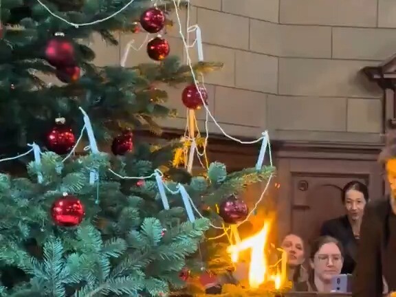 في الكنيسة، يشعلون الشموع على شجرة عيد الميلاد بهذه الطريقة