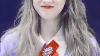 قال المدير التنفيذي إنها تمتلك ملامح فتيات الفرقة، وعندما كانت متدربة في JYP، تم قبولها مباشرة في جا