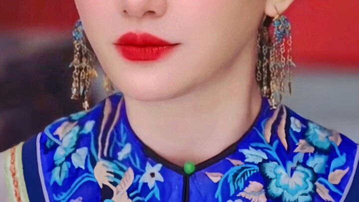 She’s getting roasted across the internet not just for covering her mouth! Even though they’re both 