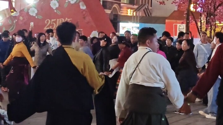 我和昆明的朋友们一起跳舞了