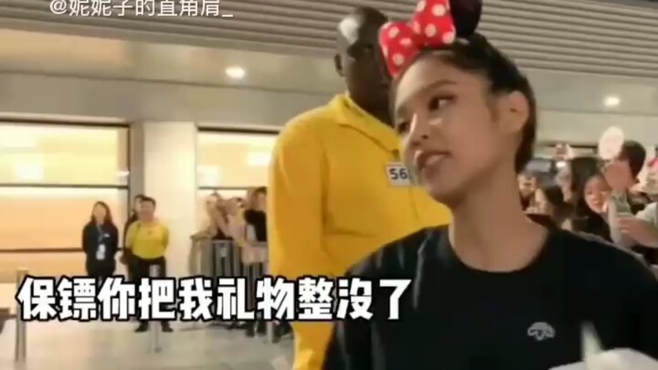 Jenny dilarang pelayannya saat menerima hadiah, jadi dia marah dan menanyai sang pelayan O(∩_∩)O