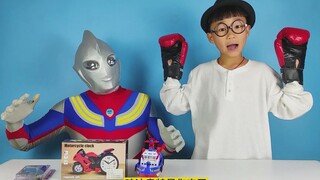 雷欧被生气的小泽攻击，奥特曼赶紧变出轮船和摩托车玩具给小泽玩