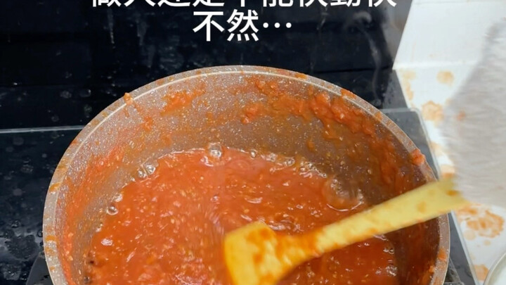 Hari ini nggak terlalu sibuk, jadi pengen masak saus tomat yang udah lama banget nggak dibuat. Eh, m