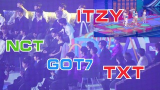 تفاعل كل من TXT وNCT وGOT7 وStray Kids وAB6IX أثناء أداء ITZY.