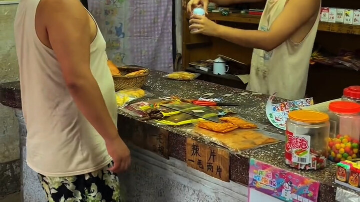 الثور لا يزال يعيش في ظل الكشك الصغير.