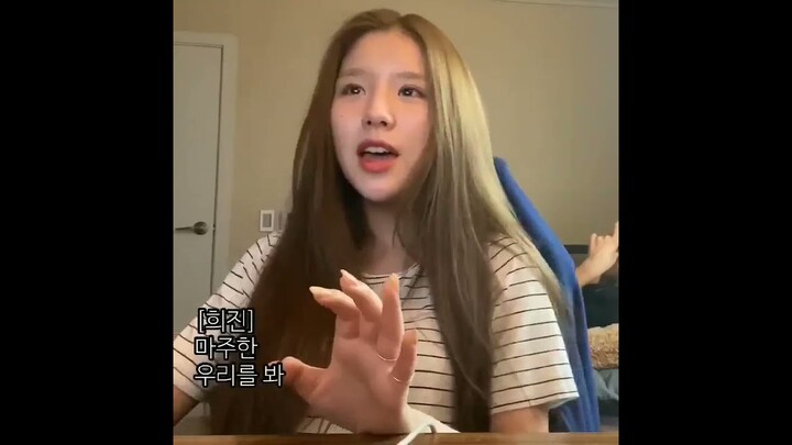Heejin singing along to stylish and curiosity her taste is immaculate