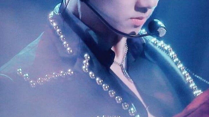 “Jiumin! South Korean fans from various groups streaming live on the wall…”