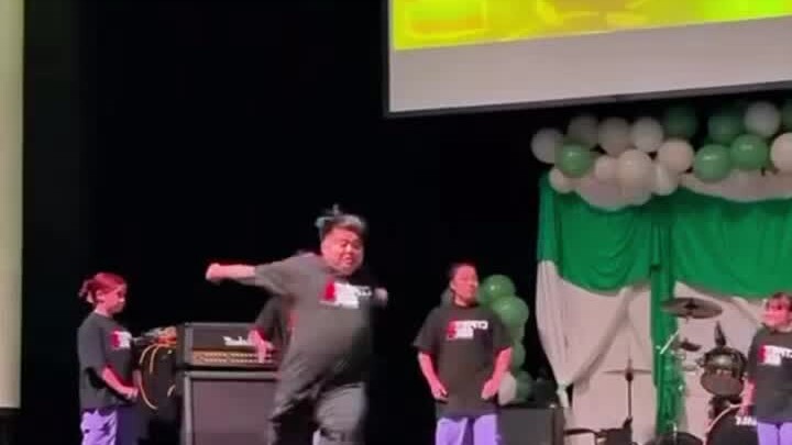 Kamu kira berat badan bisa menghalangi menari? Peserta tari jalanan dengan bobot 100 kg ini tetap ma
