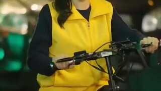 สาวน้อยน่าสงสารส่งอาหารให้CEOกลับตั้งครรภ์แฝดสี่ไม่ รู้ตัวCE0พากลับบ้านจากนั้นตามใจเธอทุกอย่าง!